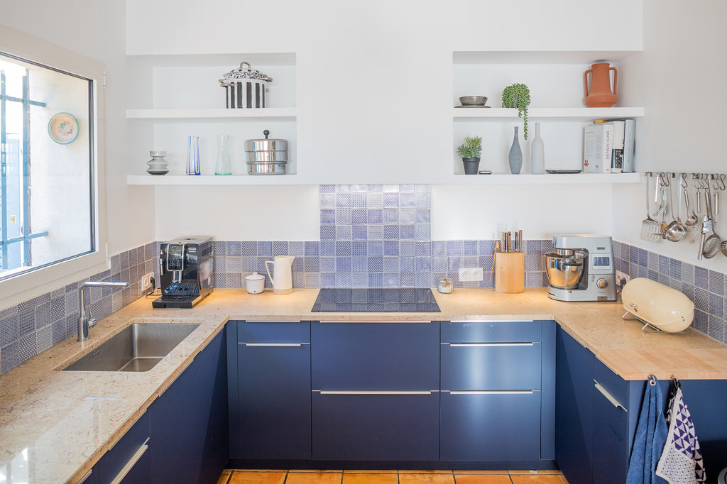 Une cuisine d'inspiration méditerranéenne dans une maison provençale